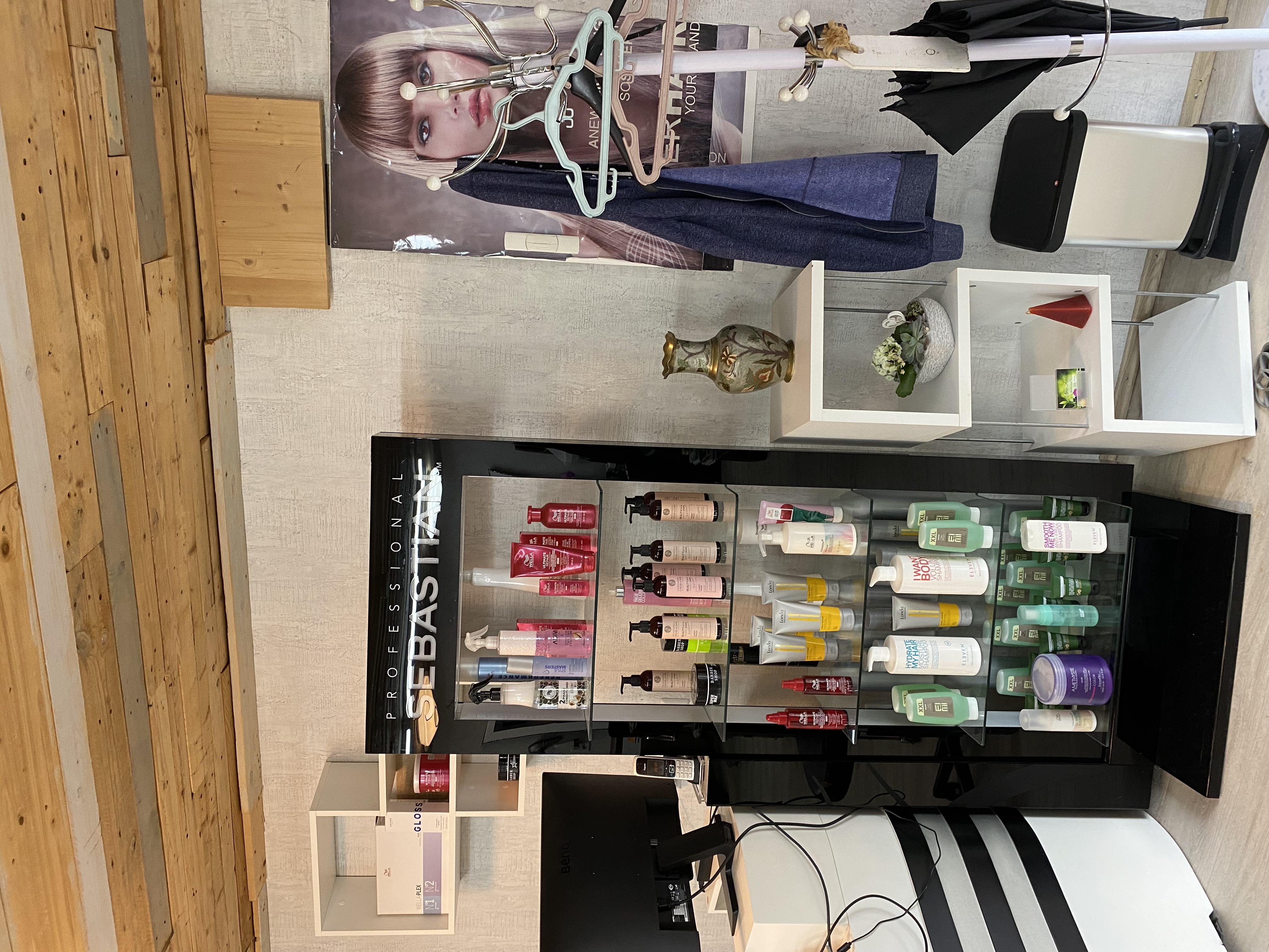 Produktregal mit Pflegeprodukten im Salon