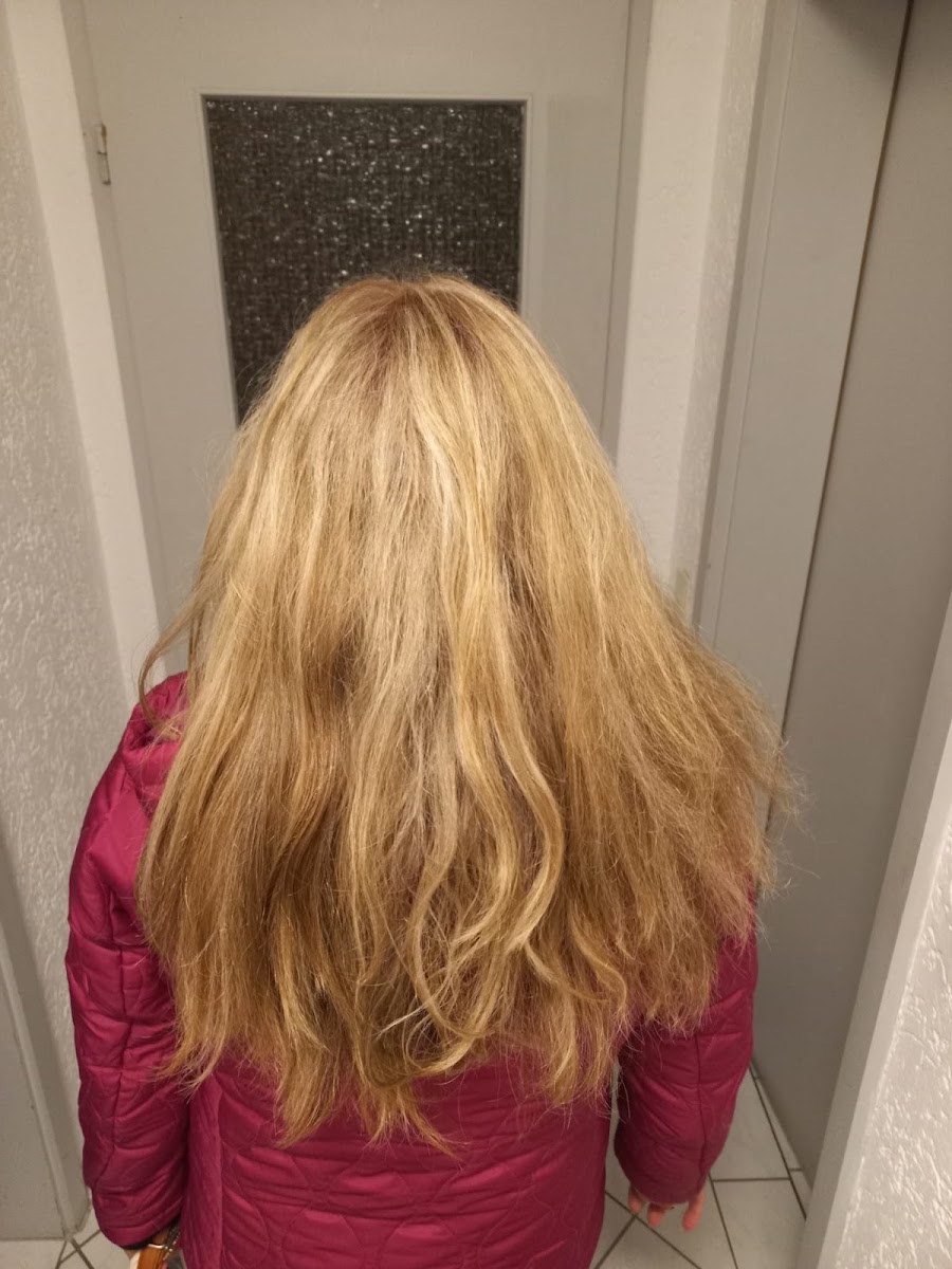 Frisches blondes Farbergebnis, von hinten fotografiert